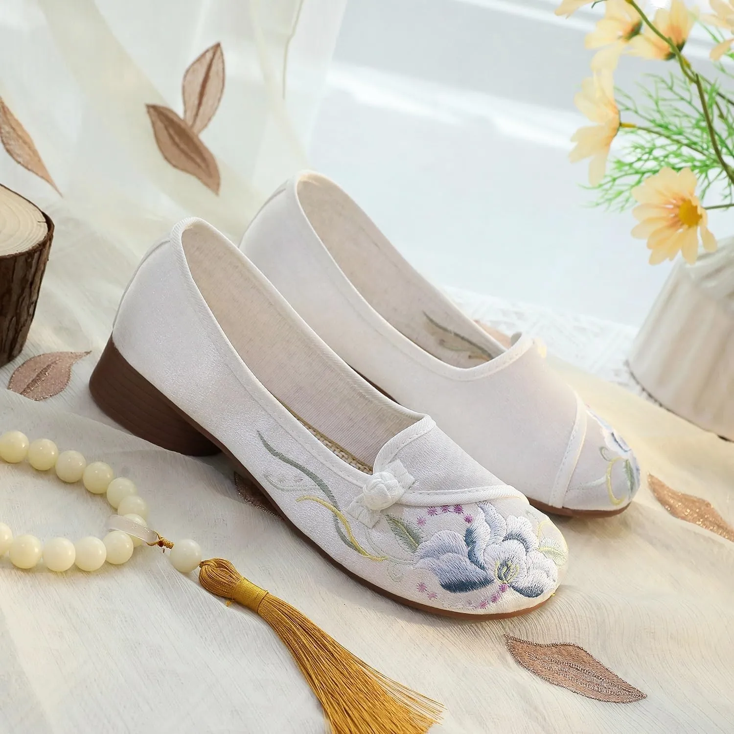 2025 Elegant Floral Handmade Embroidered Shoes for Women Retro Classic Mary Jane Shoes Traditional Chinese Style Cheongsam Hanfu Shoes Casual Walking Shoes(White,7.5)