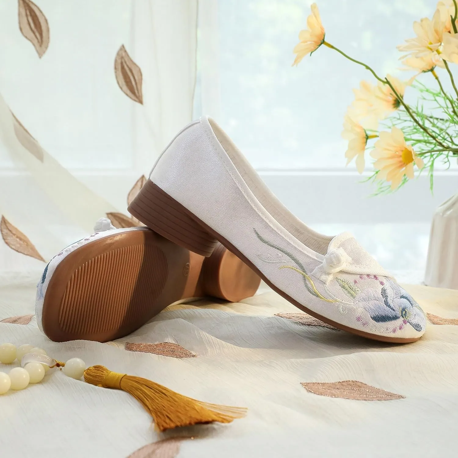 2025 Elegant Floral Handmade Embroidered Shoes for Women Retro Classic Mary Jane Shoes Traditional Chinese Style Cheongsam Hanfu Shoes Casual Walking Shoes(White,7.5)