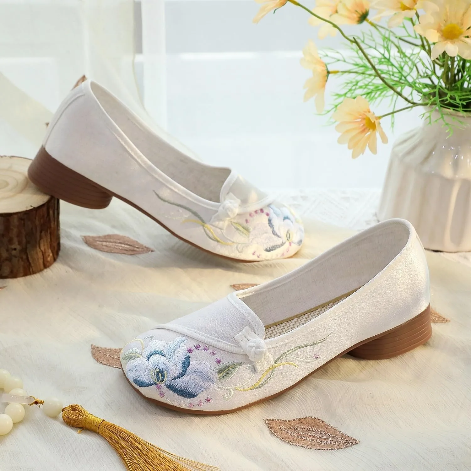2025 Elegant Floral Handmade Embroidered Shoes for Women Retro Classic Mary Jane Shoes Traditional Chinese Style Cheongsam Hanfu Shoes Casual Walking Shoes(White,7.5)
