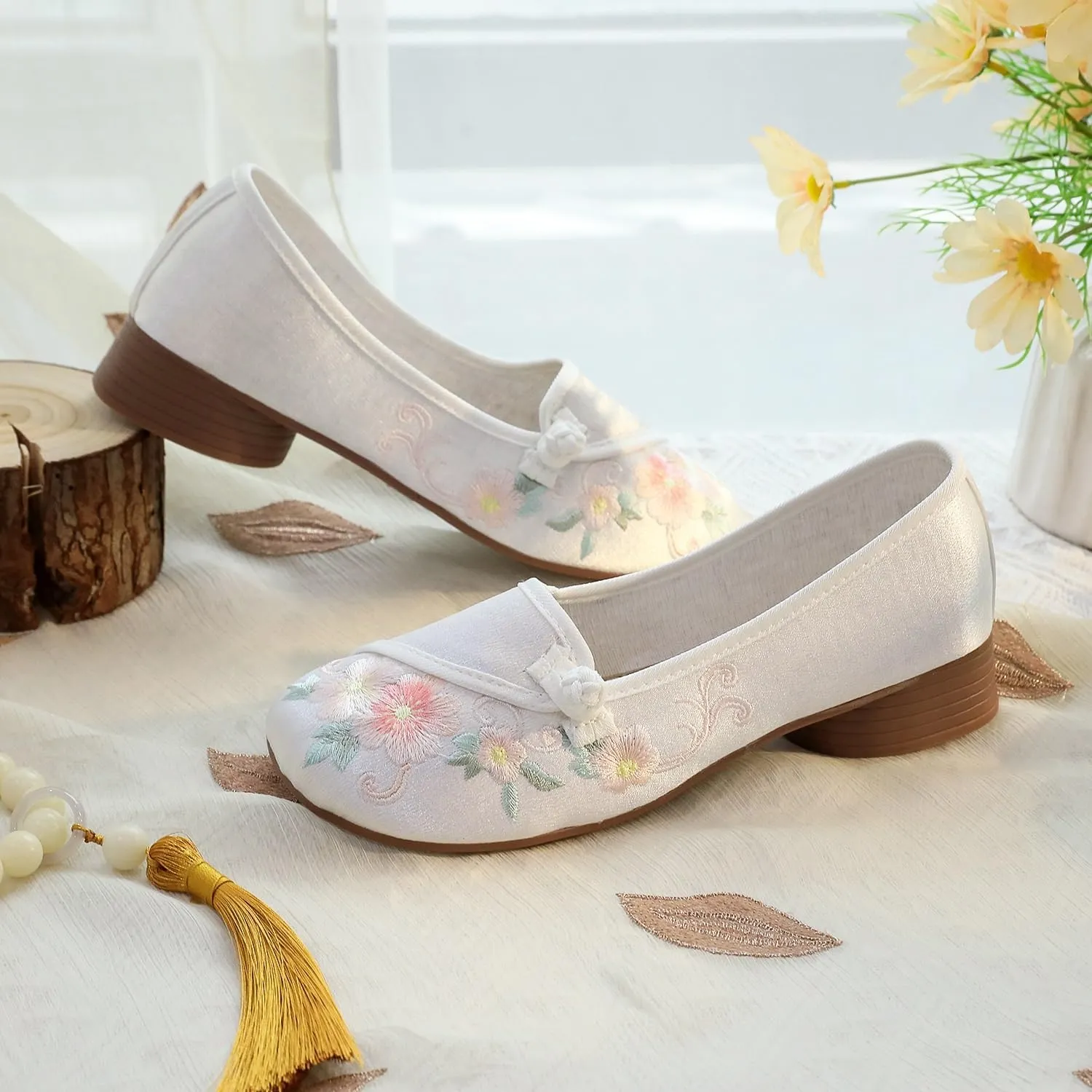2025 Women's Chinese Style Floral Handmade Embroidered Shoes Retro Classic Mary Jane Low Heel Shoes Elegant Cheongsam Hanfu Shoes Casual Walking Shoes(White,7.5)