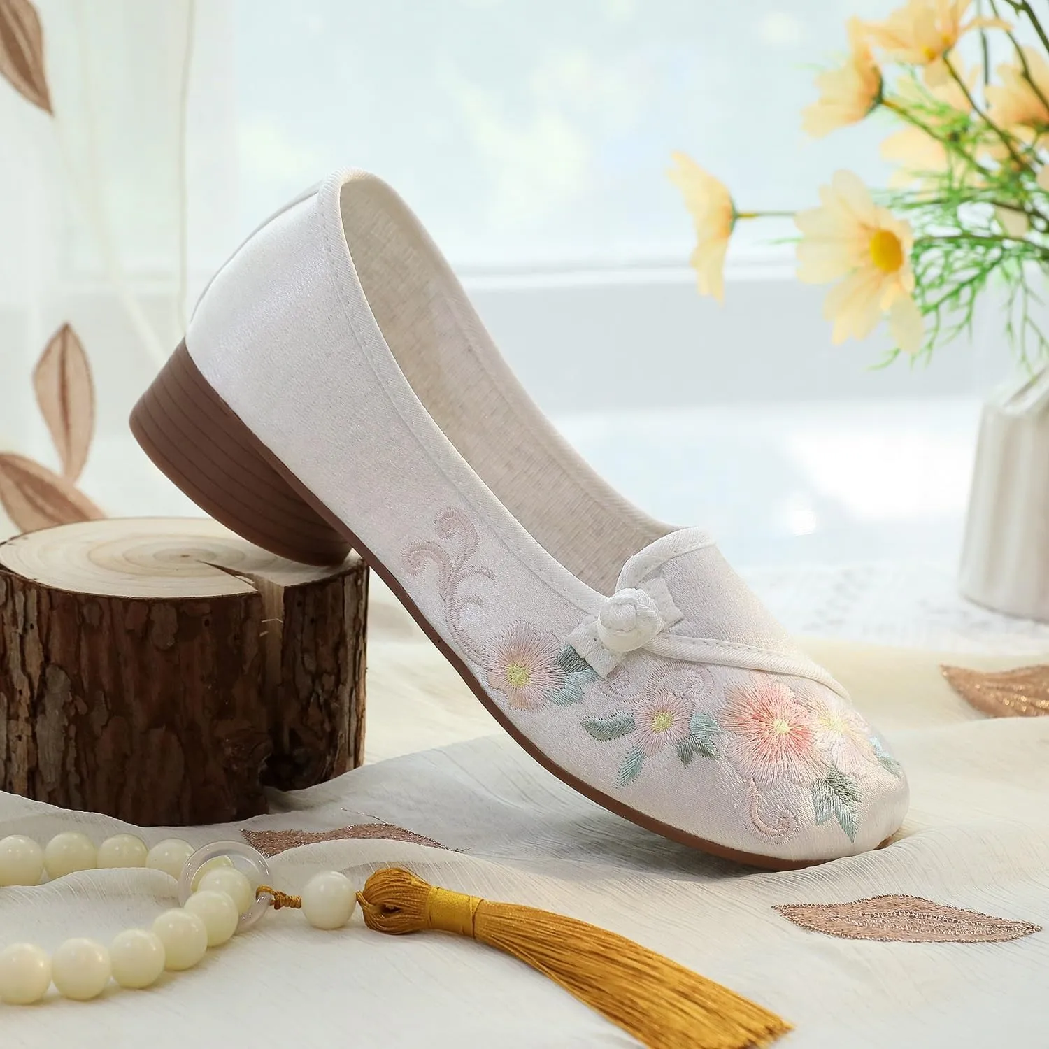 2025 Women's Chinese Style Floral Handmade Embroidered Shoes Retro Classic Mary Jane Low Heel Shoes Elegant Cheongsam Hanfu Shoes Casual Walking Shoes(White,7.5)