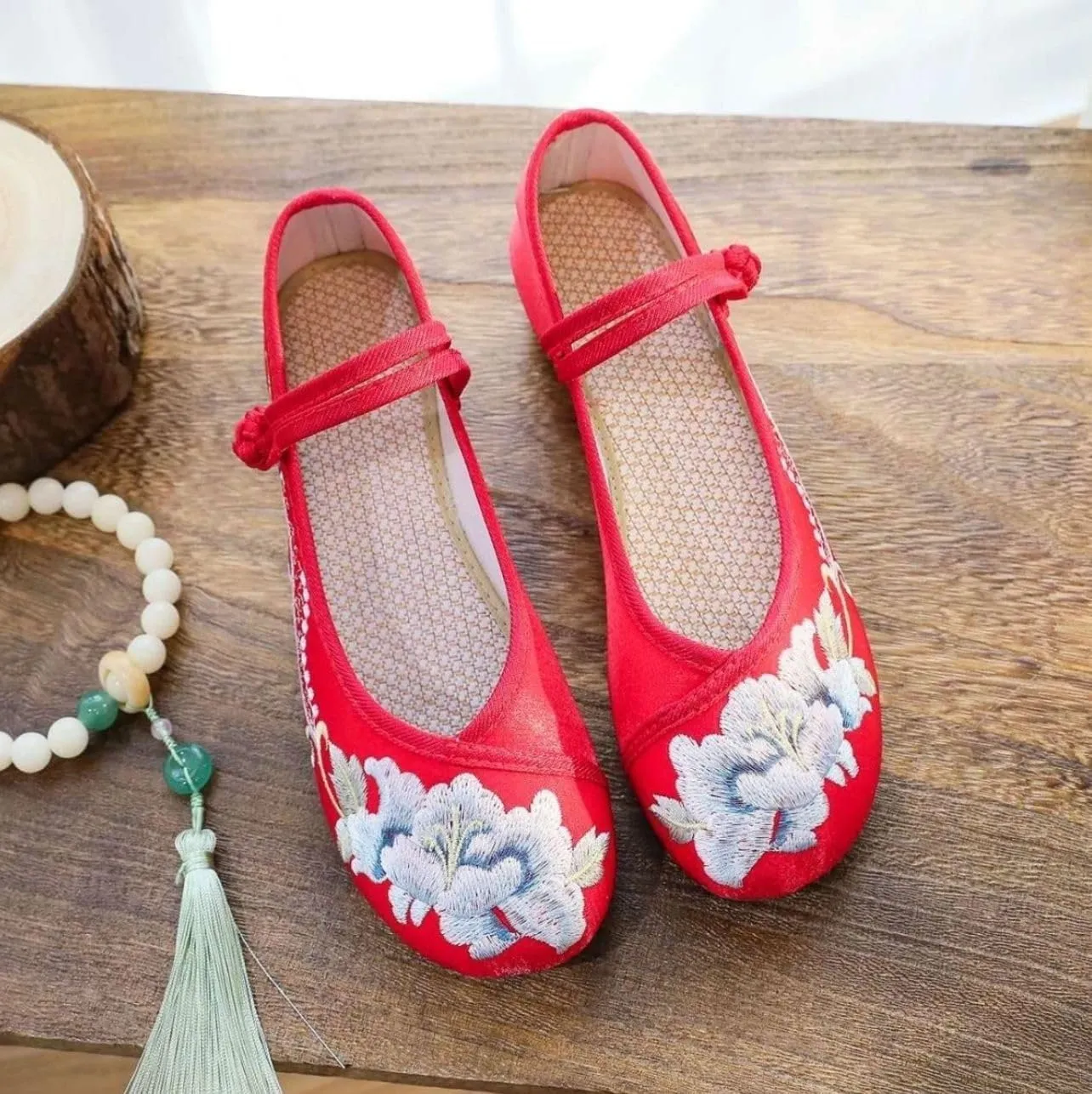 Women's Chinese Traditional Flower Embroidered Flat Shoes Elegant Satin Cheongsam Hanfu Shoes Vintage Mary Jane Shoes Lightweight Comfort Work Walking Shoes