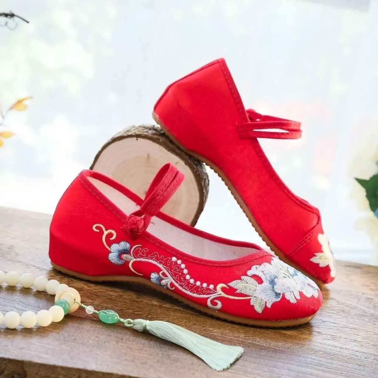 Women's Chinese Traditional Flower Embroidered Flat Shoes Elegant Satin Cheongsam Hanfu Shoes Vintage Mary Jane Shoes Lightweight Comfort Work Walking Shoes