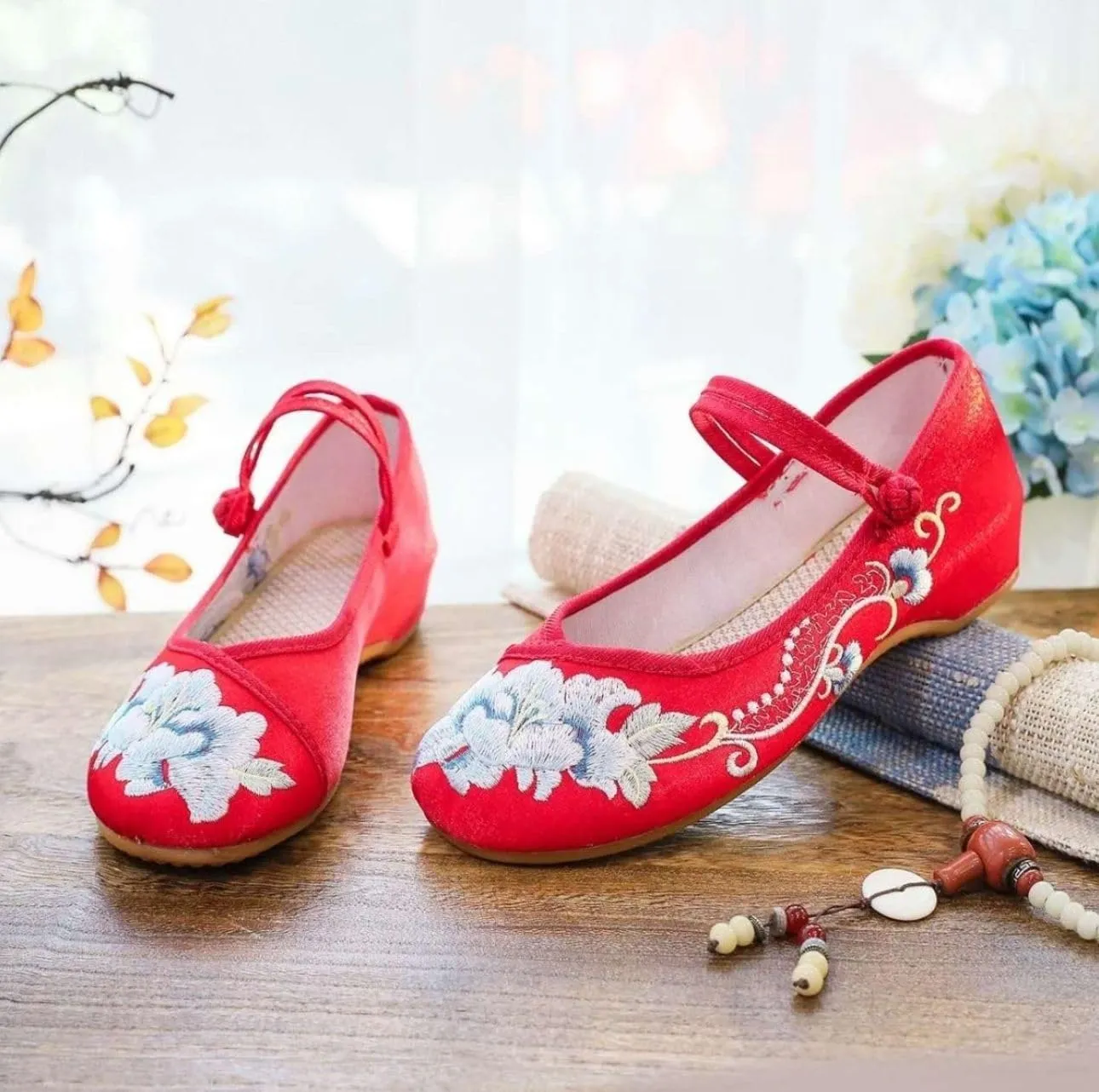 Women's Chinese Traditional Flower Embroidered Flat Shoes Elegant Satin Cheongsam Hanfu Shoes Vintage Mary Jane Shoes Lightweight Comfort Work Walking Shoes