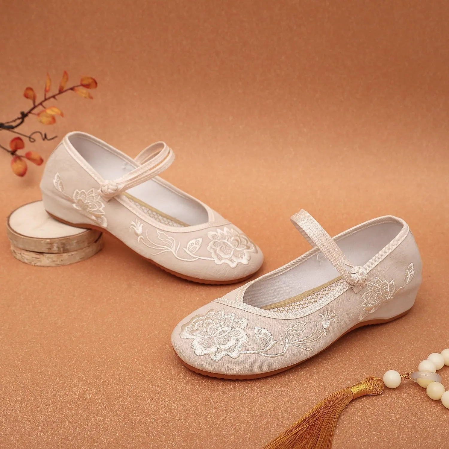 Women's Classic Chinese Style Embroidered Flower Shoes Lightweight Comfort Work Walking Flat Shoes Elegant Cheongsam Hanfu Shoes Casual Mary Jane Shoes(Beige,7.5)